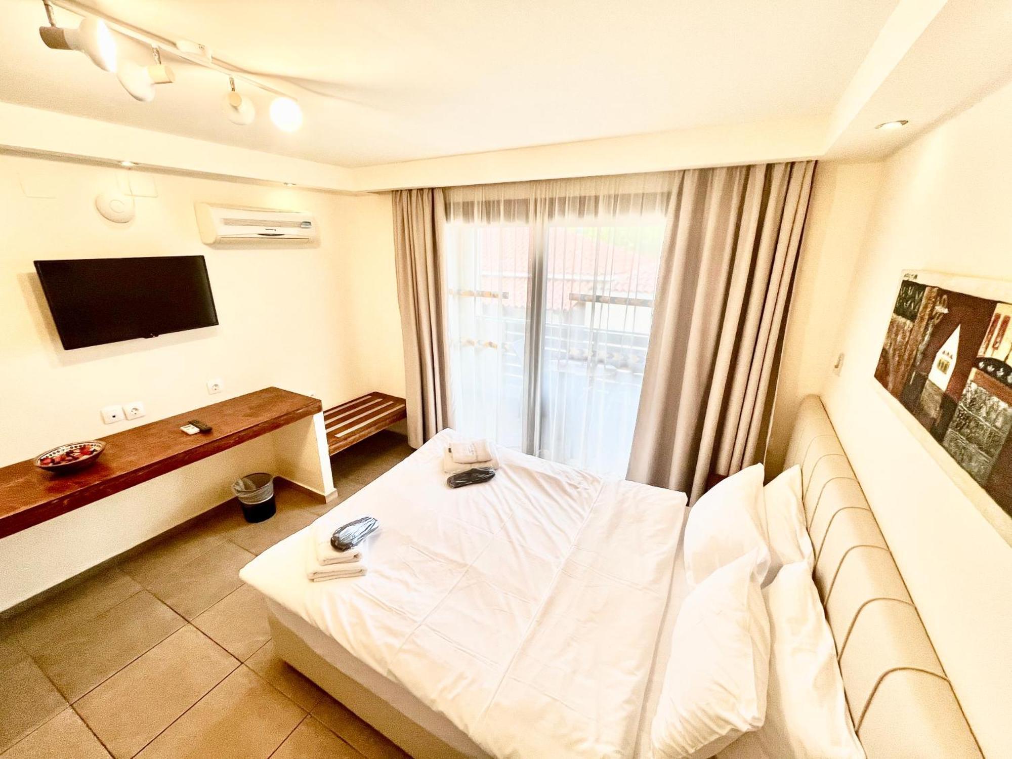 Отель Holidays & 5*
